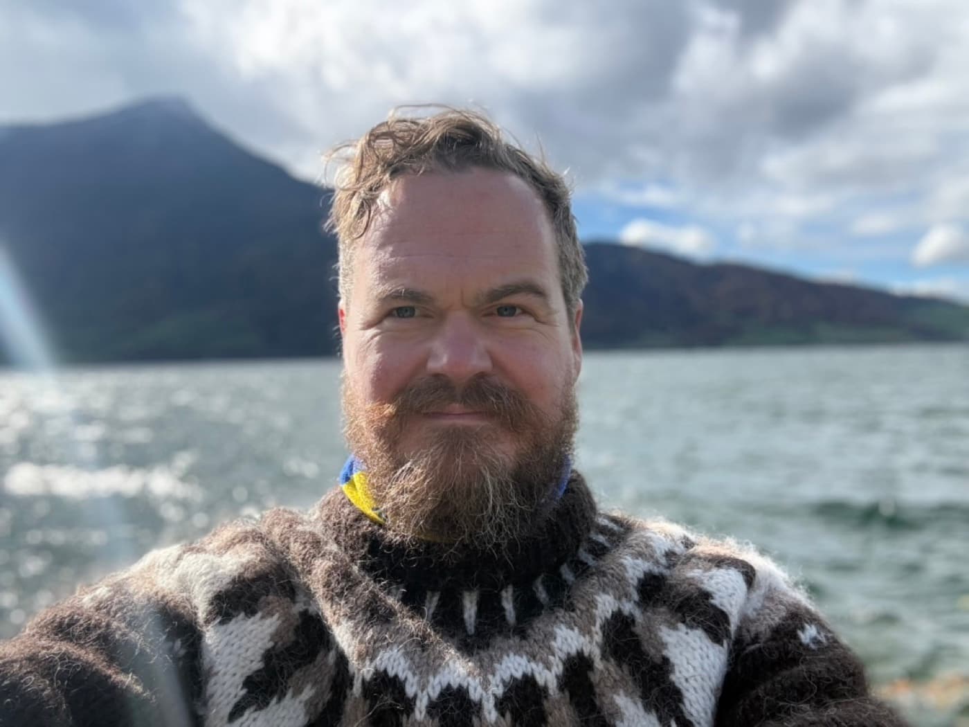 Holger von Ellerts am Zugersee, Berge im Hintergrund